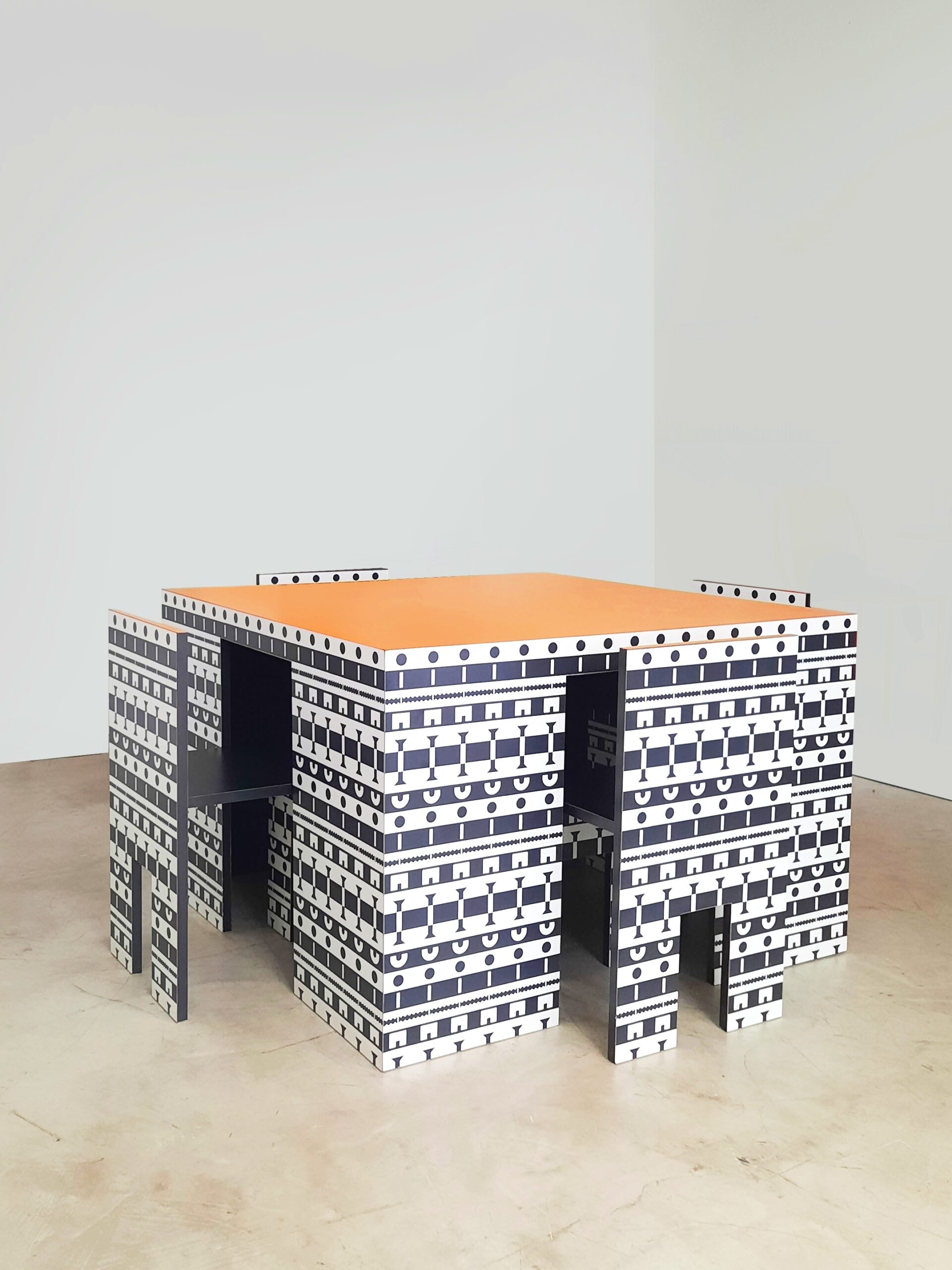 “Ollo” table and chairs MENDINI Alessandro