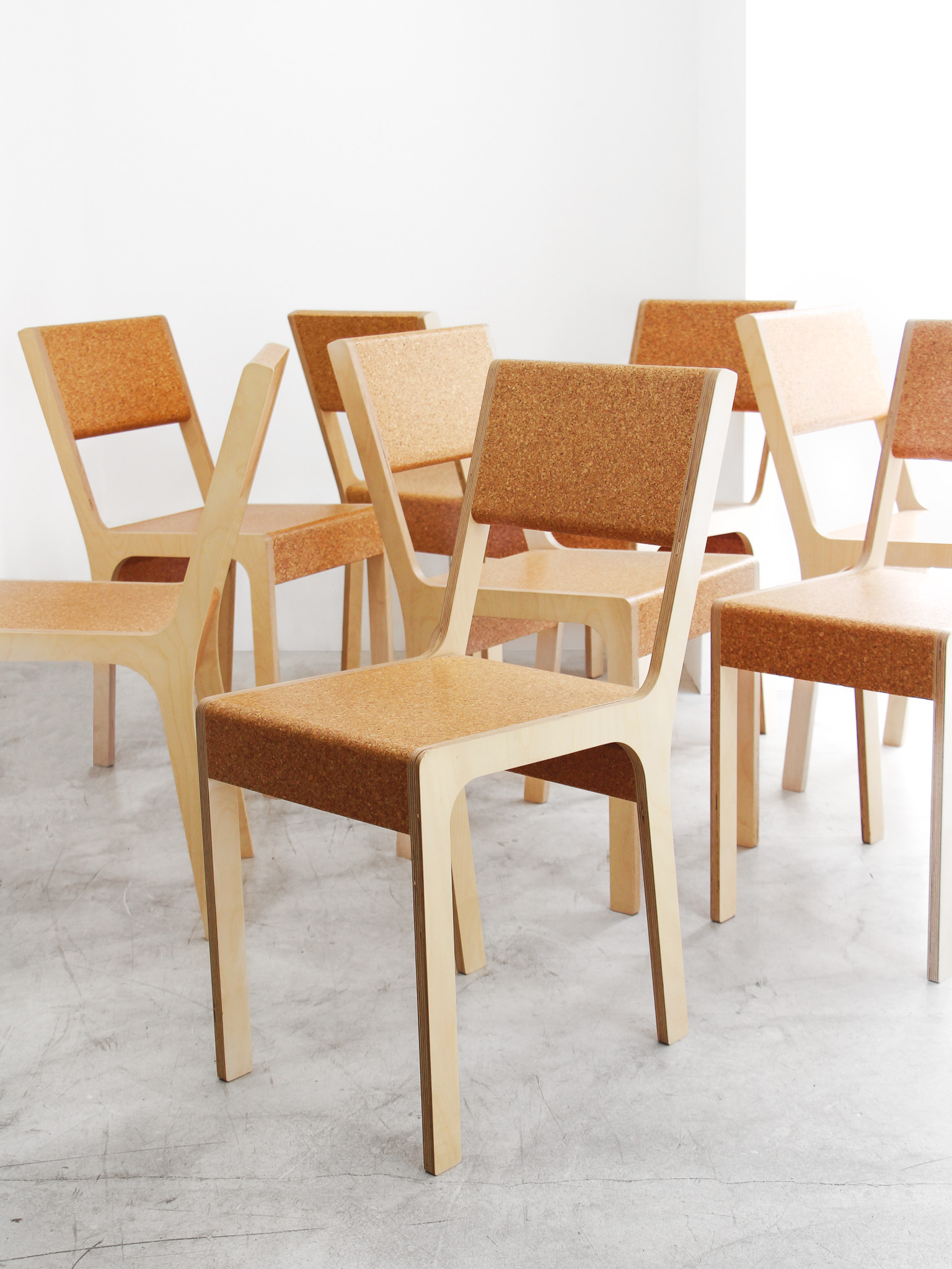 Suite de 8 chaises « Cork » SZEKELY Martin