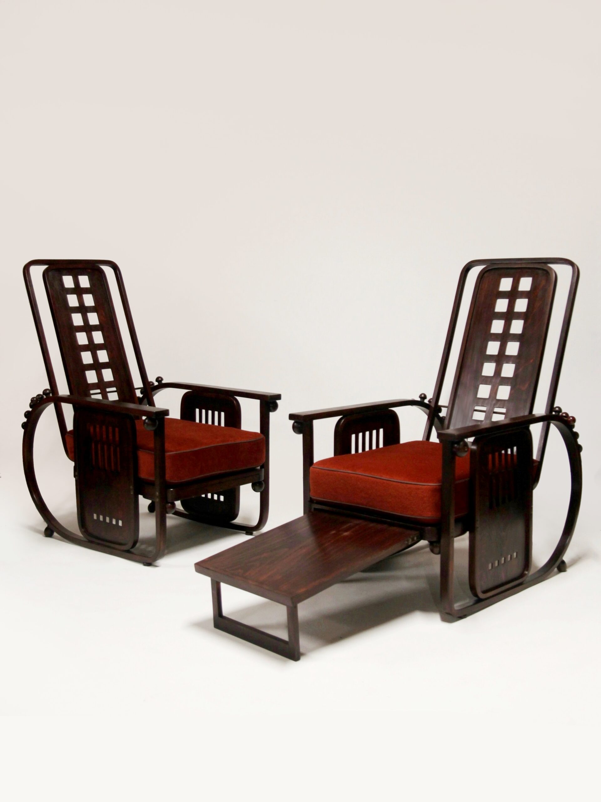 Paire de fauteuils mod. 670, dits « Sitzmaschine » à repose-pied HOFFMANN Josef